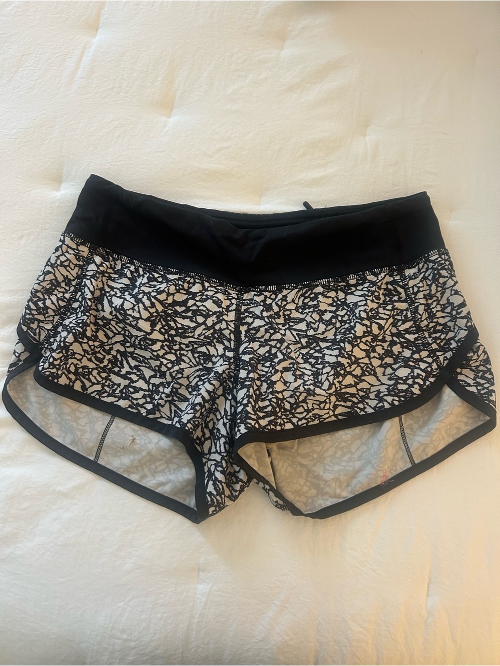 LULUELEMON Black and white speckled short
